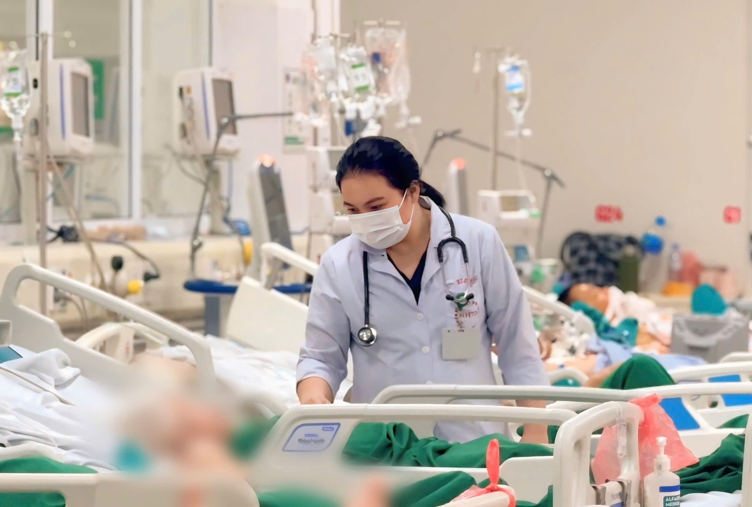 Bác sĩ thăm khám cho bệnh nhân bị ngộ độc. 