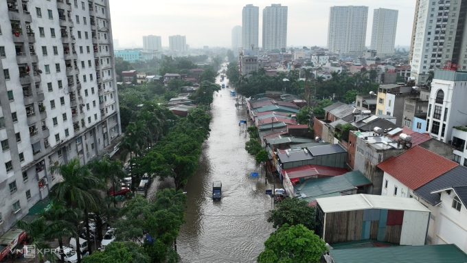 Đường 70 qua Viện 103, nước ngập 60-70 cm, kéo dài 200 m. Ảnh: Ngọc Thành