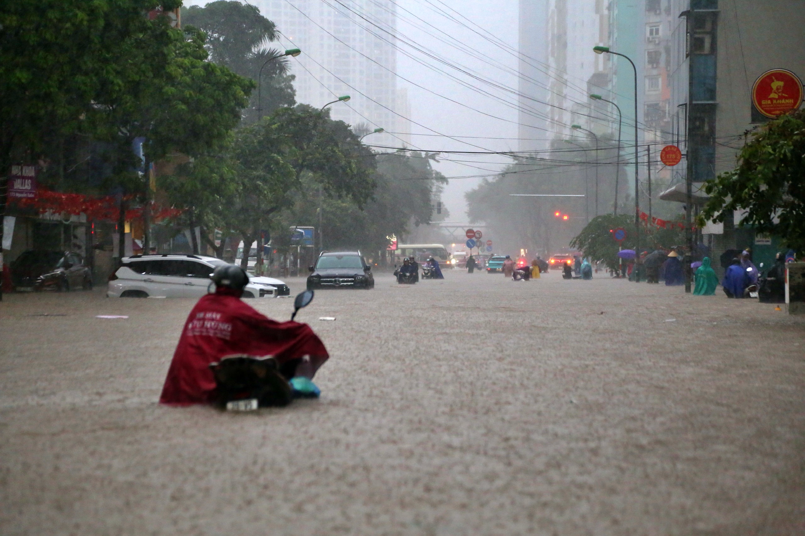 Hà Nội khuyến khích cho người lao động làm việc online nếu 6.10 xảy ra thiên tai - Ảnh 1.