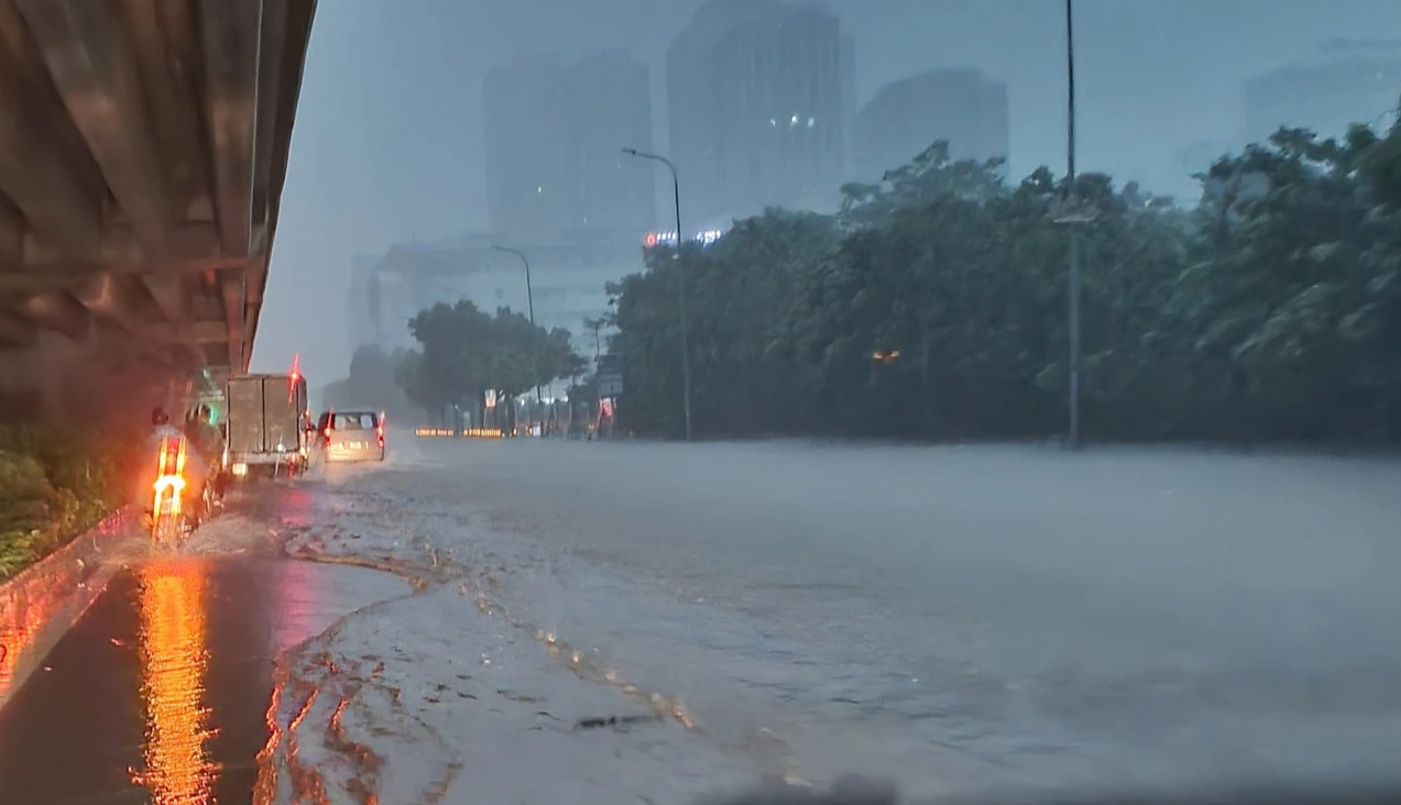 Hà Nội mưa lớn sau bão Matmo, nhiều tuyến phố đã ngập sâu 2 Hà Nội mưa lớn sau bão Matmo, nhiều tuyến phố đã ngập sâu - Ảnh 2.