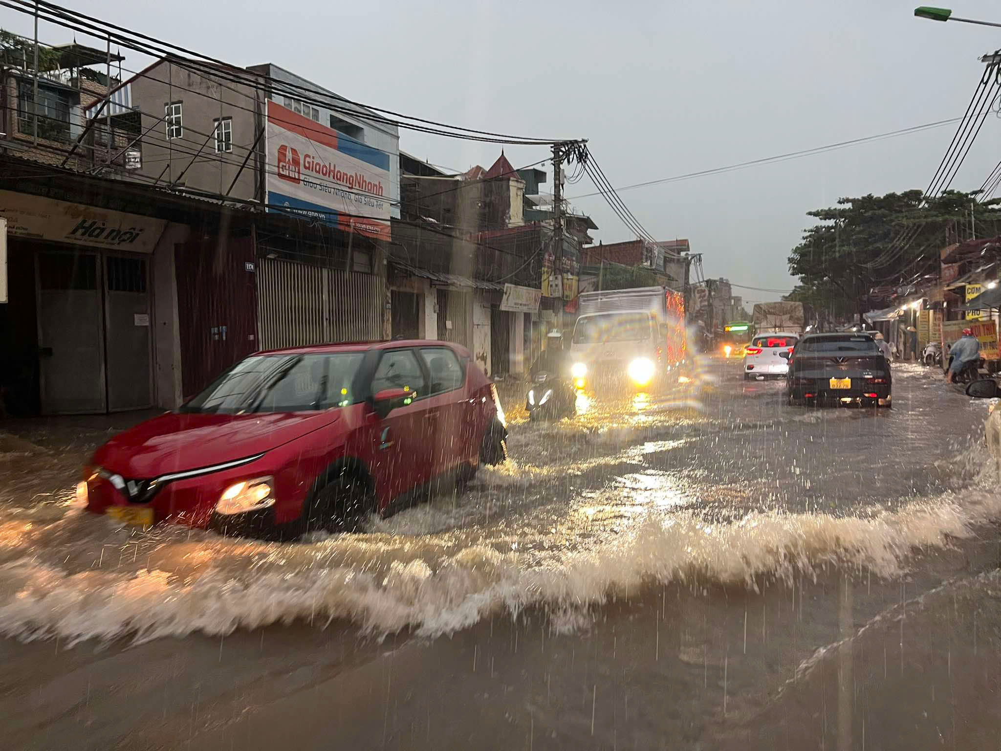 Hà Nội mưa lớn sau bão Matmo, nhiều tuyến phố đã ngập sâu 1 Hà Nội mưa lớn sau bão Matmo, nhiều tuyến phố đã ngập sâu - Ảnh 1.