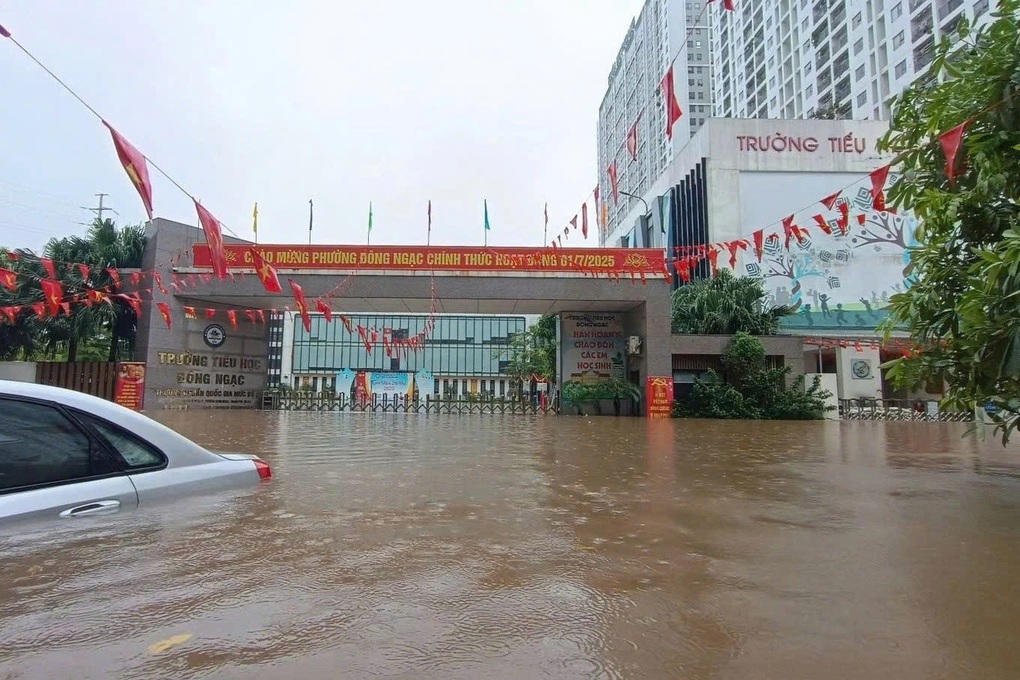 Hà Nội ngập nặng, trường học phải nhờ xe quân đội đón học sinh - 1