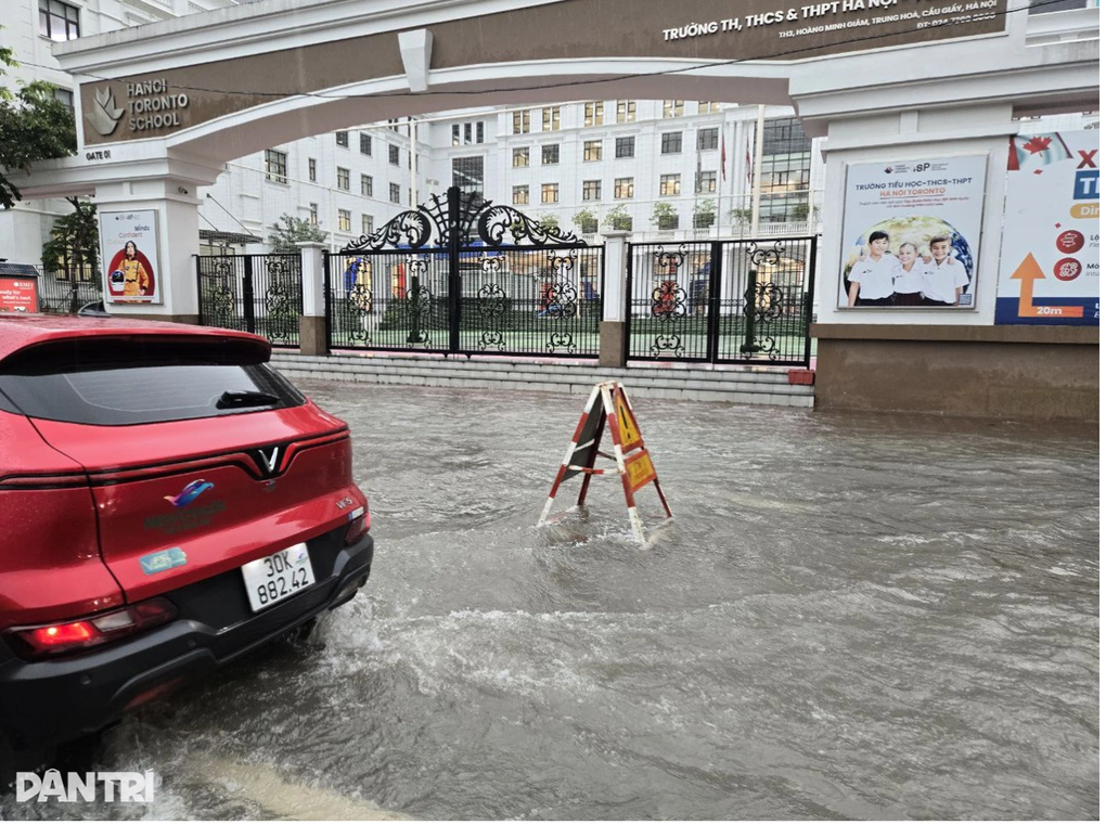 Hà Nội ngập nặng, trường học phải nhờ xe quân đội đón học sinh - 3
