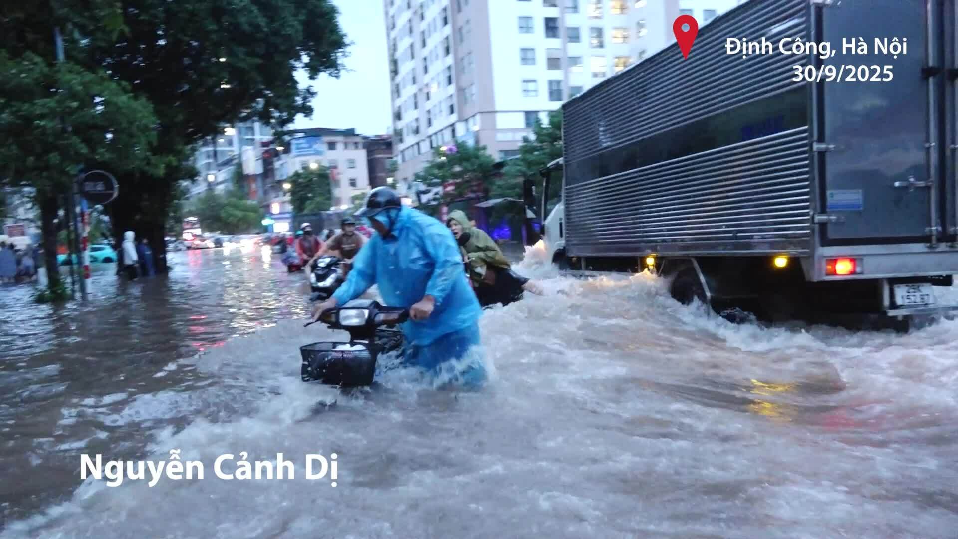 Xe máy chở con nhỏ bị sóng ôtô đánh ngã