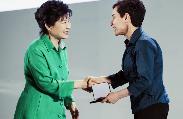 Hai người phụ nữ hiếm hoi trong lịch sử từng được trao huy chương Fields - Ảnh 1.