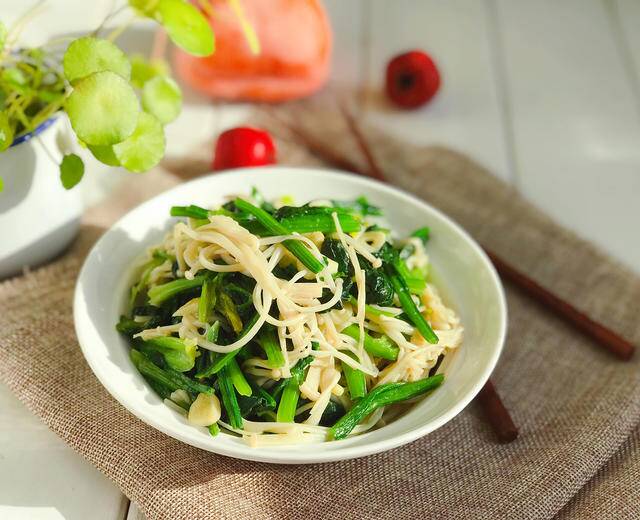 Hai rau này xào chung với nhau ăn ngon không cần thịt, lại rất bổ gan, bỏ qua thật phí - 1