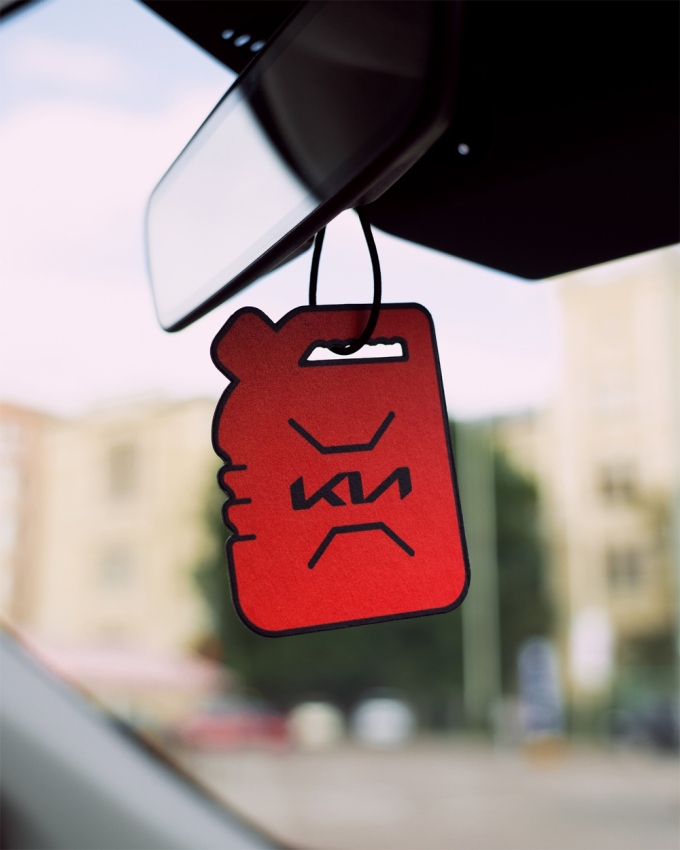 Thẻ hình bình xăng và tỏa mùi xăng được Kia tặng cho khách hàng mua xe điện EV4. Ảnh: Kia