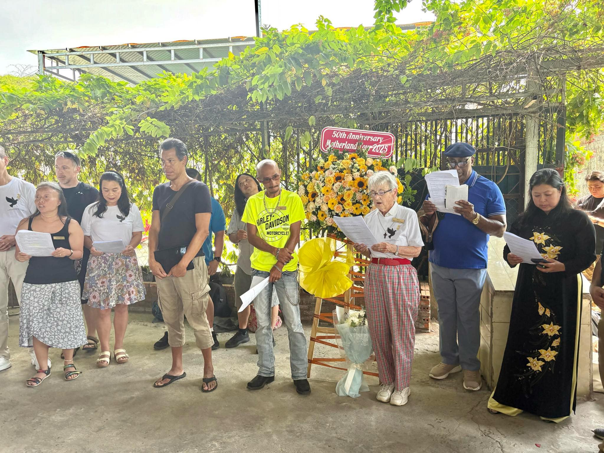 Hàng trăm người con nuôi gốc Việt từ khắp thế giới về tưởng niệm 50 năm ngày máy bay Babylift rơi - Ảnh 1.