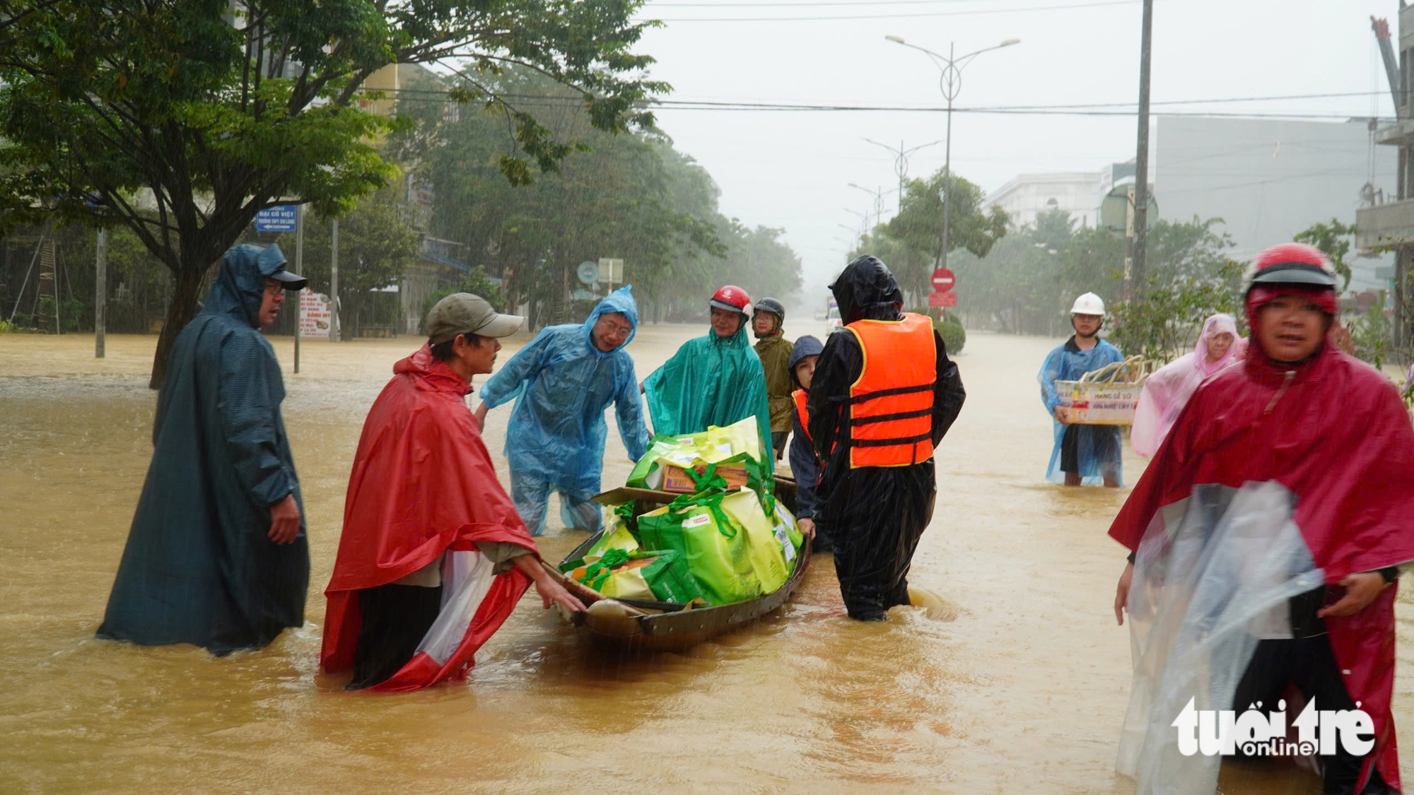 cứu trợ - Ảnh 1.