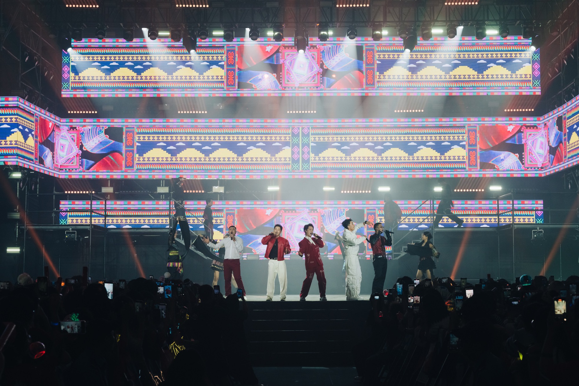 Hành động kỳ lạ của Tự Long- Ảnh 1.