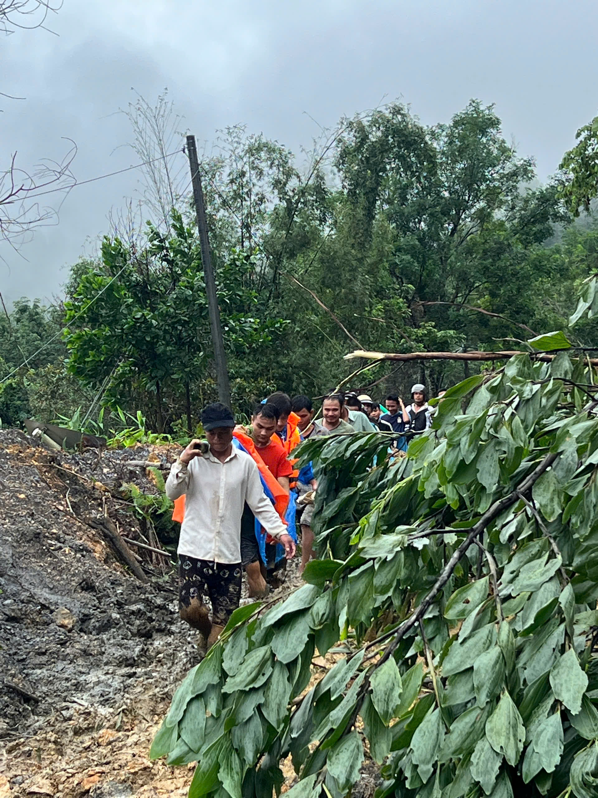 VIDEO: Hành trình kịch tính như phim, xuyên đêm cứu 3 người ở Đà Nẵng - Ảnh 1.