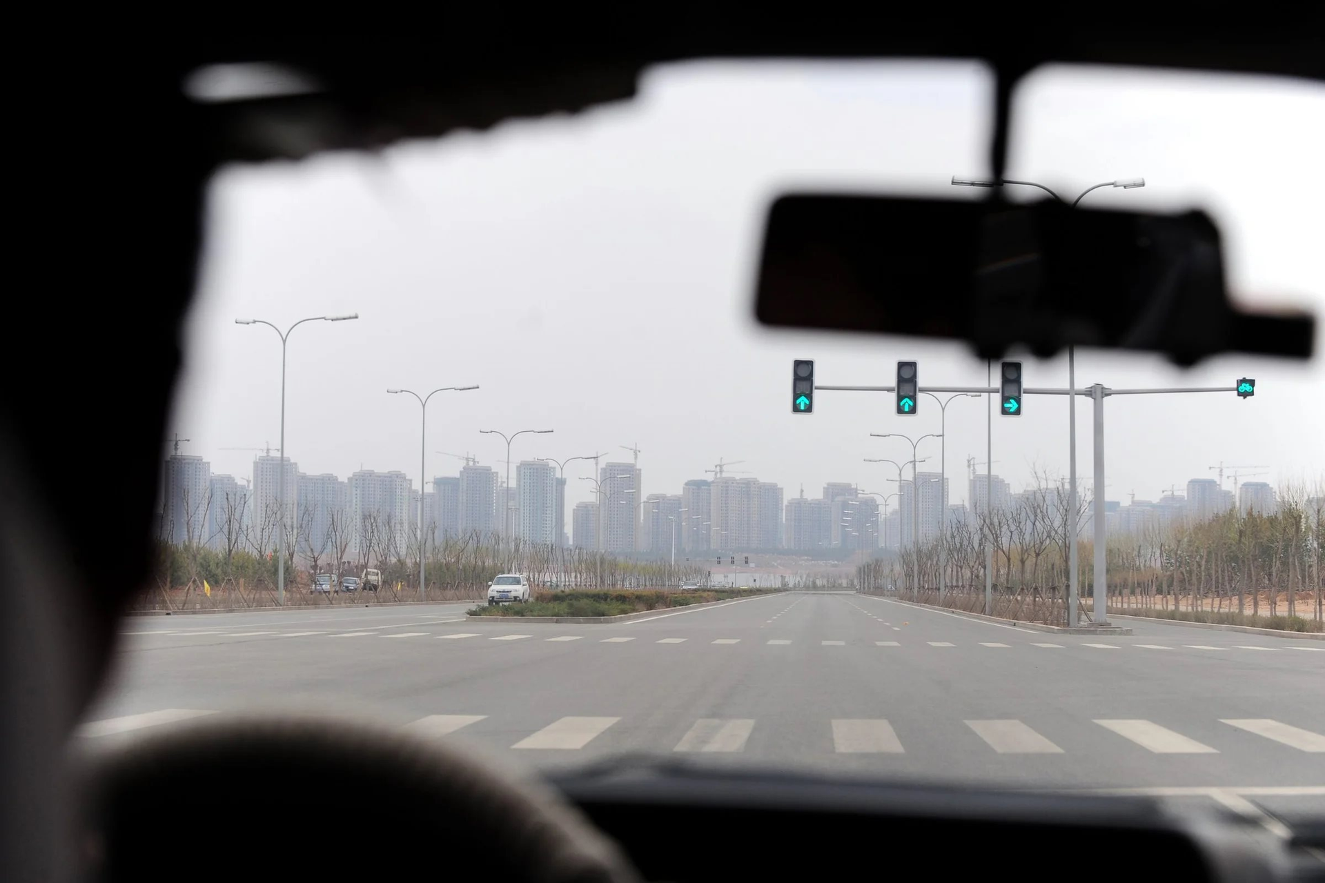 Phát hiện “thành phố ma” ở Trung Quốc: Hiện đại, bề thế mà không bóng người, chỉ có xe tự chạy trên đường- Ảnh 1.