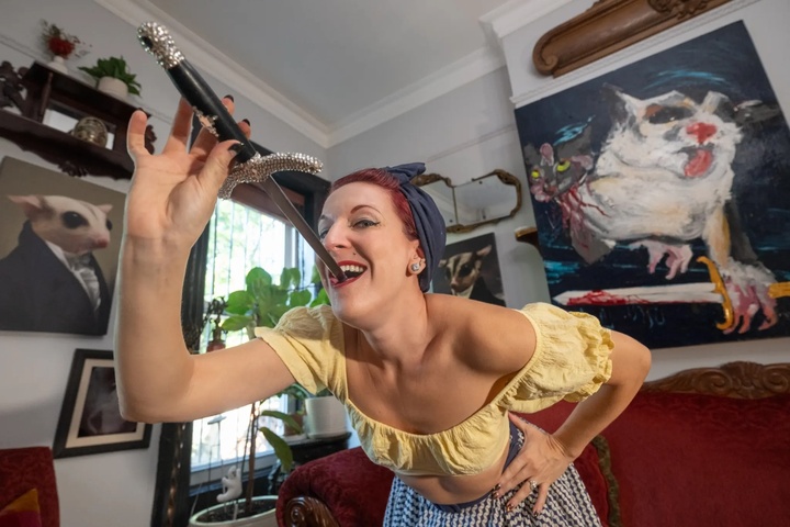 Hình ảnh nội soi cổ họng của nghệ sỹ nuốt kiếm khiến người xem 'ngã khỏi ghế'- Ảnh 1.