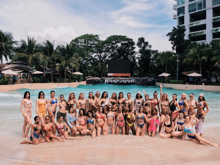 Ngày 8/10, 77 thí sinh của cuộc thi Hoa hậu Hòa bình Quốc tế 2025 có hoạt động thăm công viên nước ở Thái Lan. Dàn người đẹp mặc áo tắm, khoe hình thể quyến rũ bên hồ bơi khổng lồ.