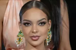 Thí sinh Hoa hậu Hòa bình ngồi xe lăn trình diễn thời trang