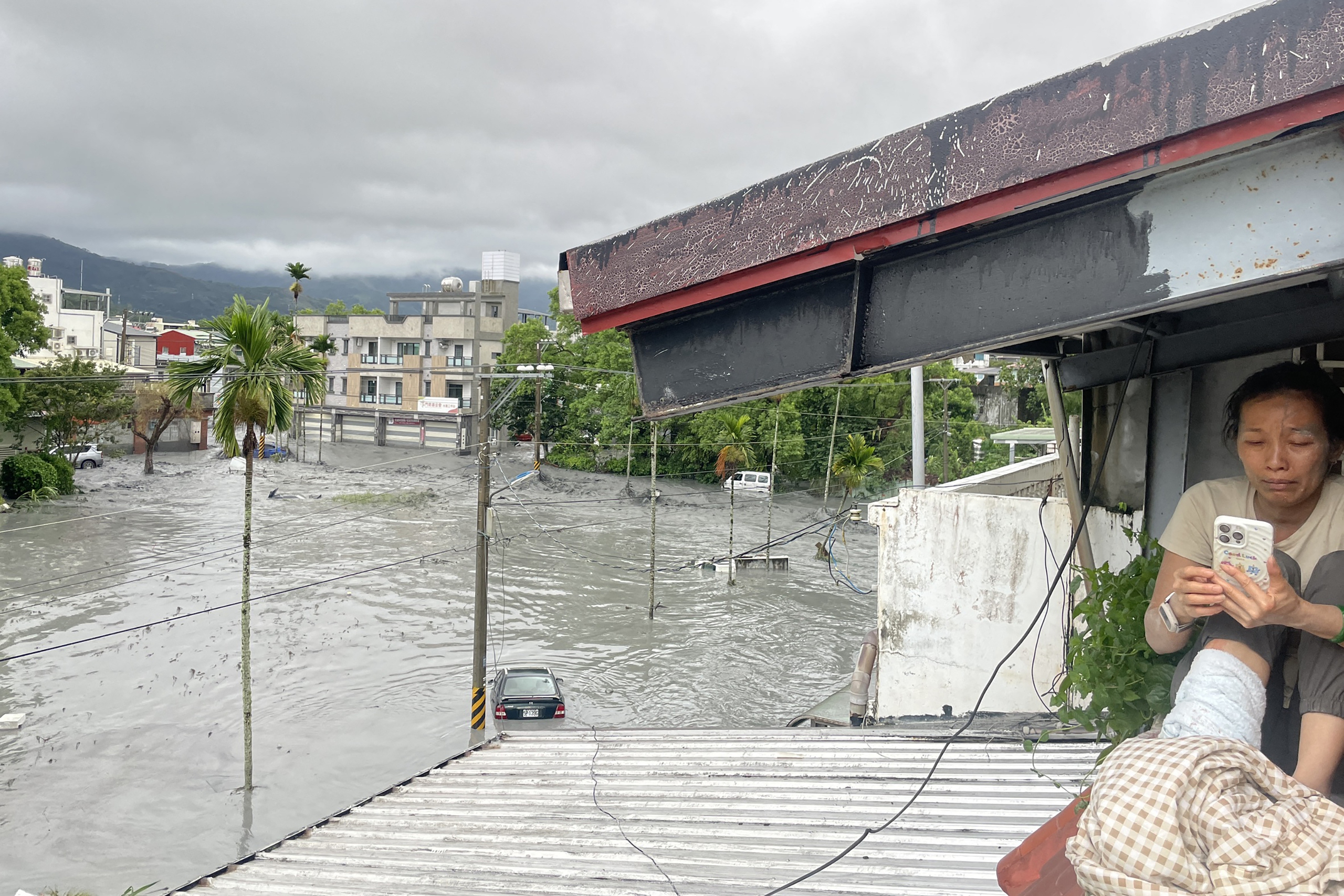Siêu bão Ragasa: Hồ trên núi tràn nước làm 14 người thiệt mạng tại Đài Loan- Ảnh 1.