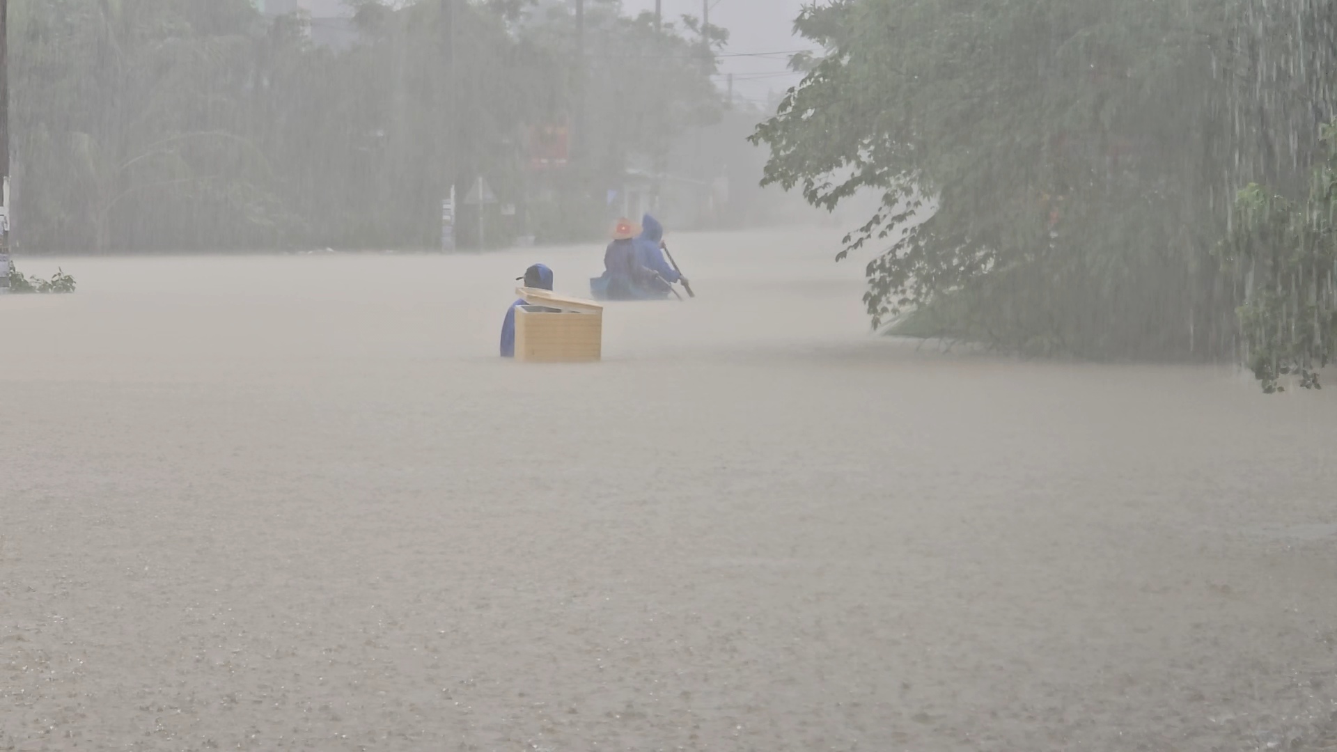 Đà Nẵng mưa lũ gây cô lập 10 xã người dân cùng nhau chi viện thực phẩm - Ảnh 1.