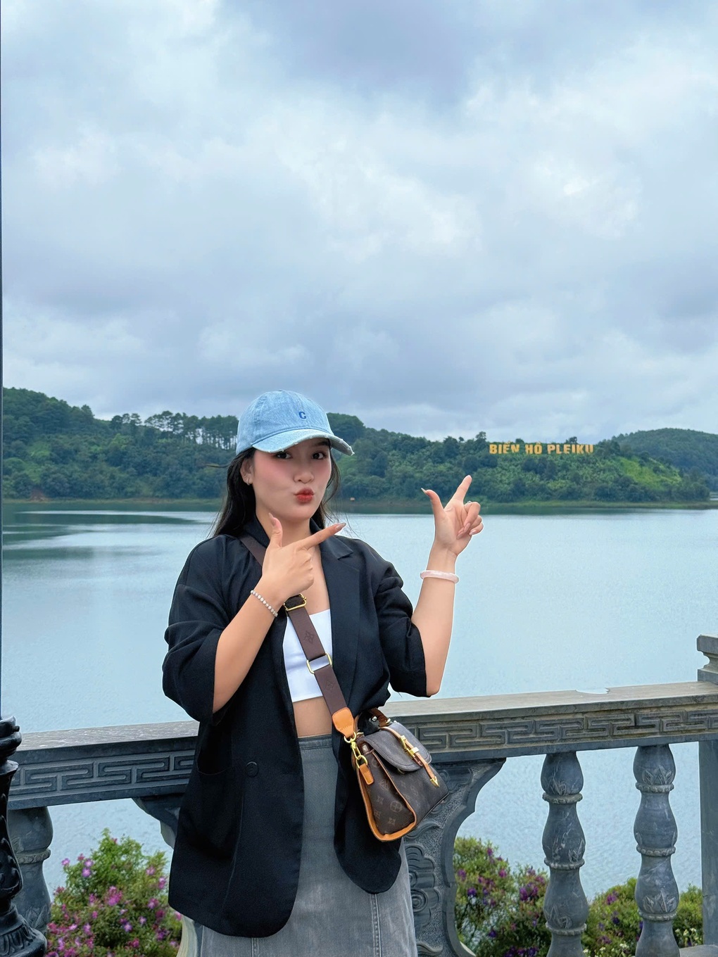 Hoa dong riềng nở rộ trên núi lửa triệu năm, hút khách đến Gia Lai check-in - 3