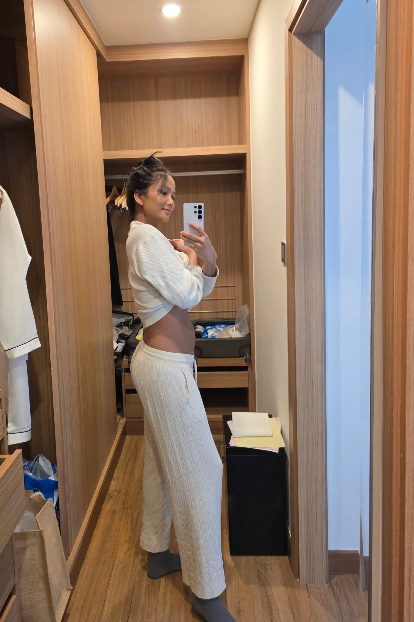 Hoa hậu H'Nen Niê giảm liền 9kg, khoe bụng phẳng lỳ sau 10 ngày sinh nở - Ảnh 1.