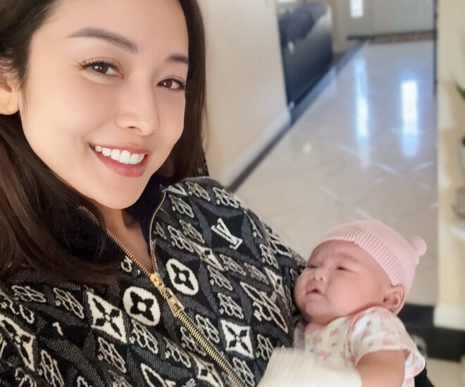 Hoa hậu Jennifer Phạm khoe thành viên mới của gia đình. 