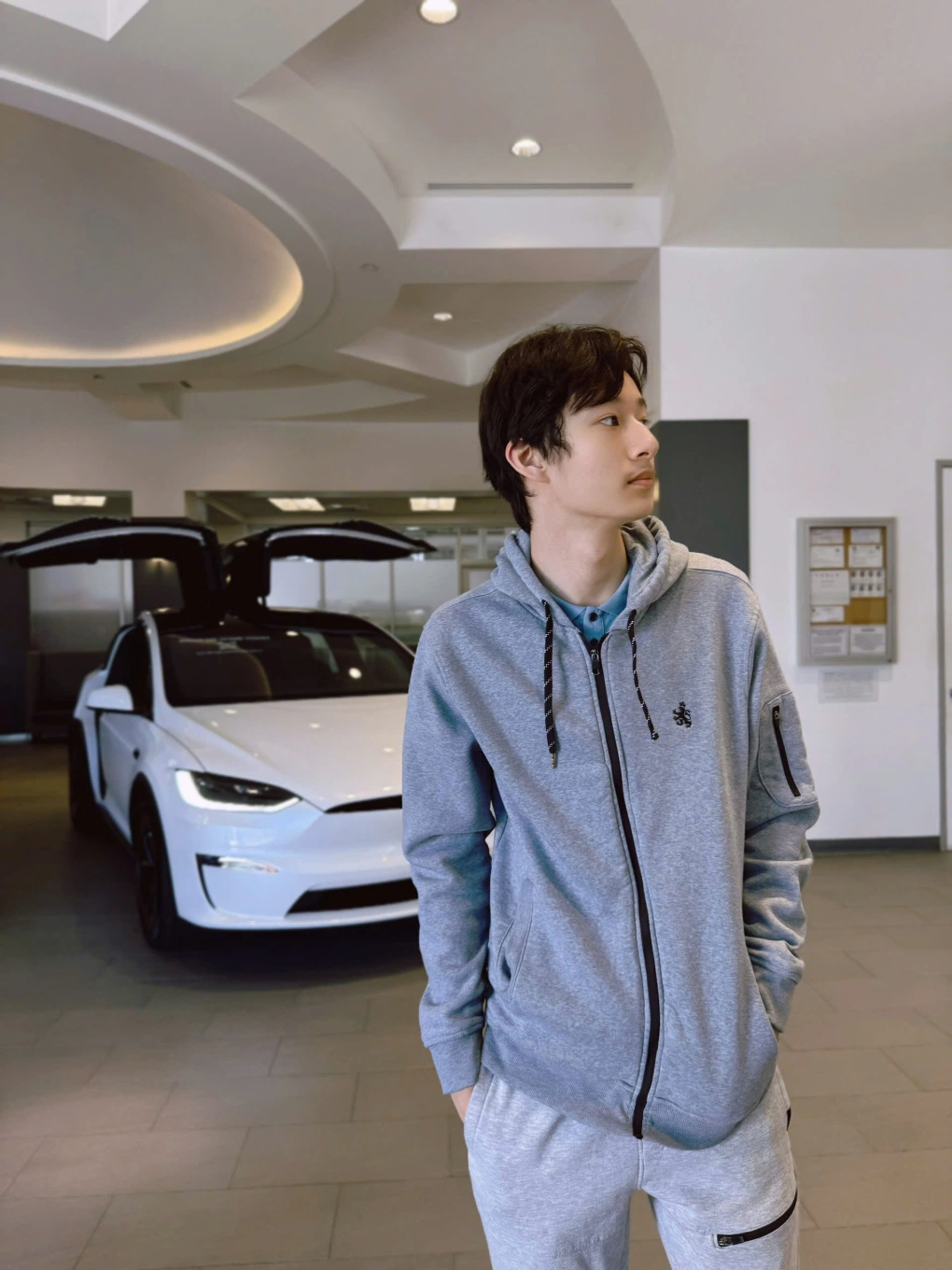 Jennifer Phạm đưa con trai đầu lòng - Bảo Nam đi mua xe.