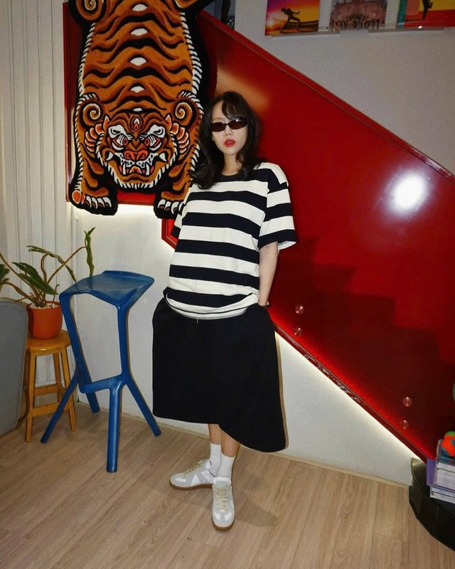 Hóa nàng thơ cổ điển cùng bản phối với áo kẻ ngang- Ảnh 1.