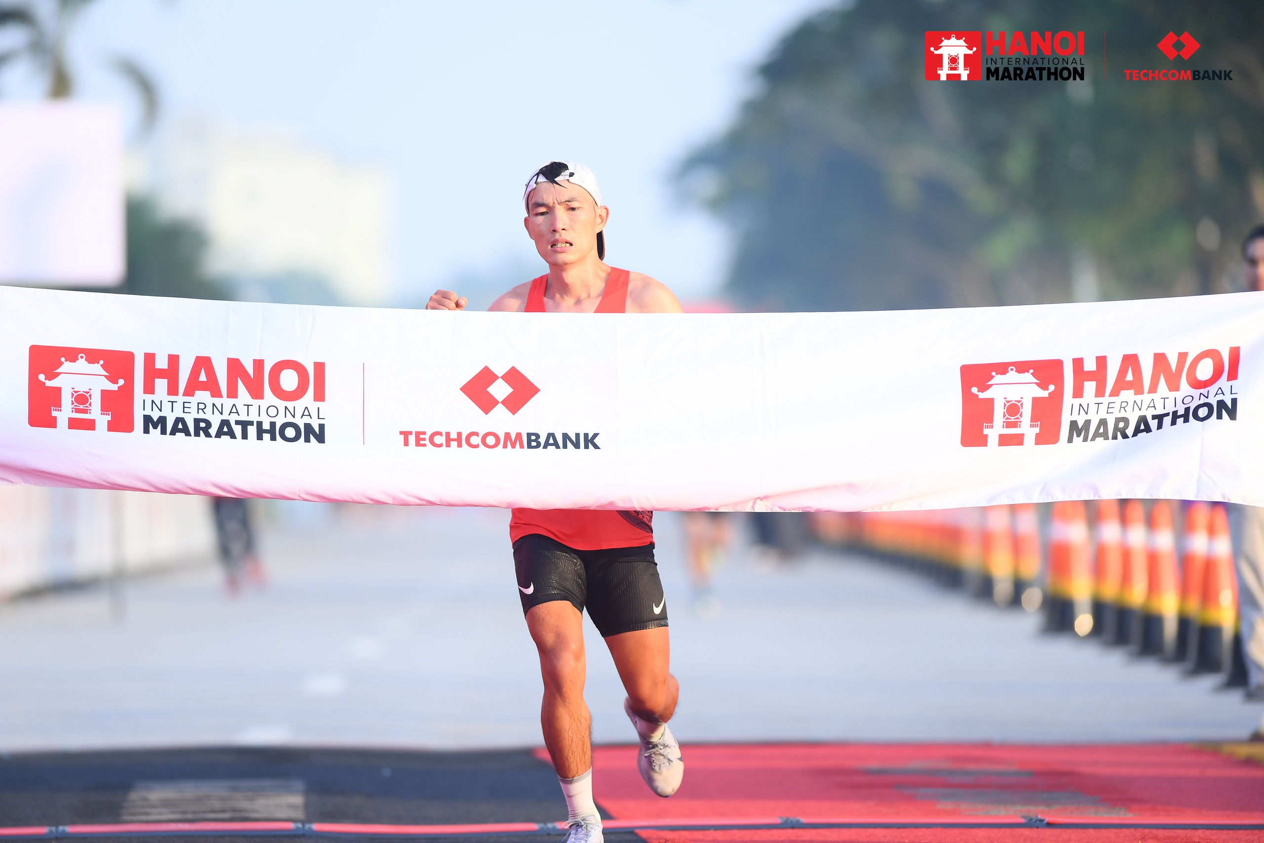 Hoàng Nguyên Thanh so kè cùng 2 chân chạy Ethiopia và Kenya tại Giải Marathon Quốc tế Hà Nội Techcombank - Ảnh 1.