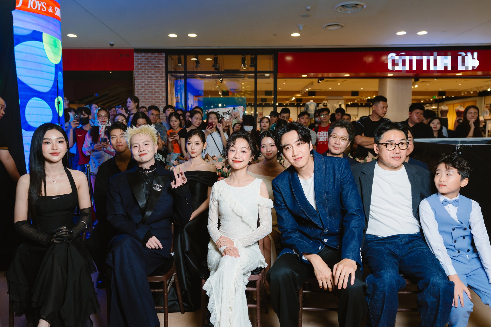 Hoàng tử châu Á cao gần 2m đến Việt Nam, sánh đôi Hoàng Hà gây chú ý - 1