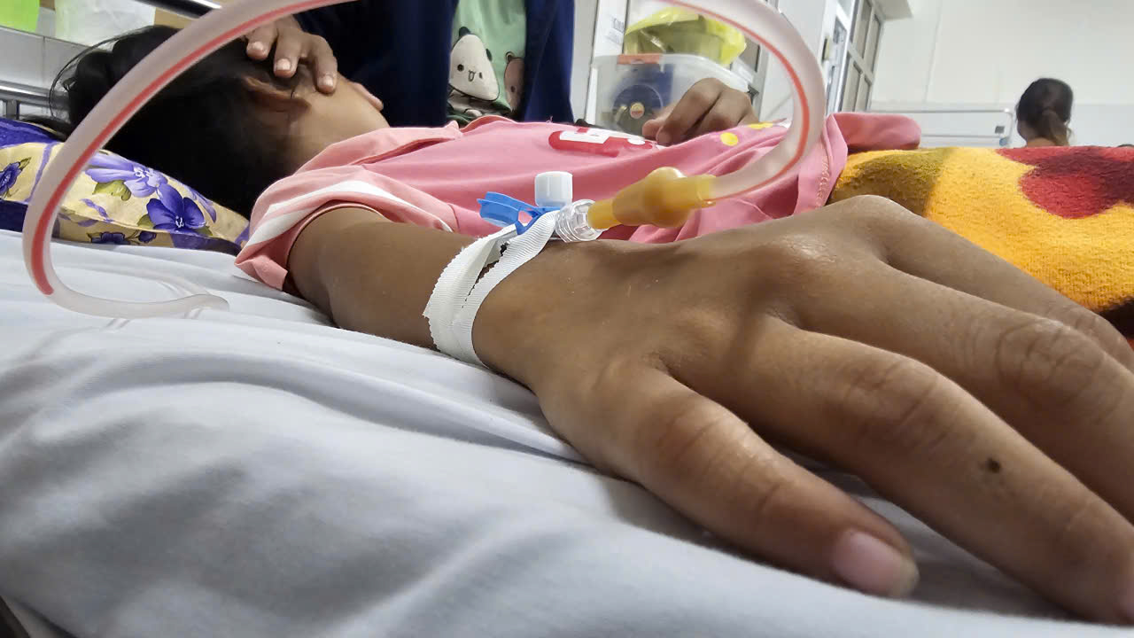 Học sinh bị ngộ độc, nữ hiệu phó không cho đưa đi bệnh viện; Thầy giáo ủng hộ 1 tỉ đồng cho vùng bão - Ảnh 1.