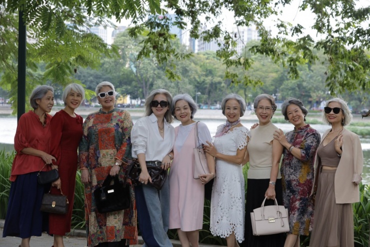 Hội chị em U70 lấp lánh mái tóc bạc 1 Hội chị em U70 'lấp lánh mái tóc bạc' - 1