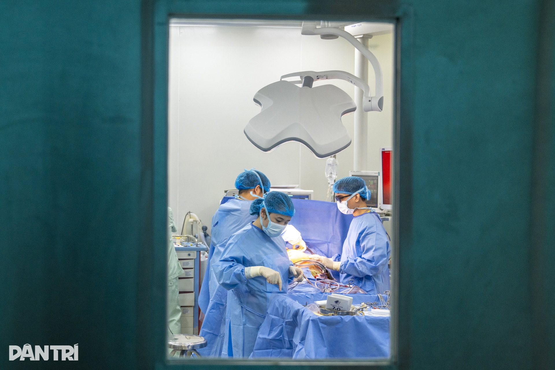 Hồi hộp xem bác sĩ đeo kính 3D xe chỉ, luồn kim cứu trái tim lỗi nhịp - 1 Hồi hộp xem bác sĩ đeo kính 3D xe chỉ, luồn kim cứu trái tim lỗi nhịp - 1