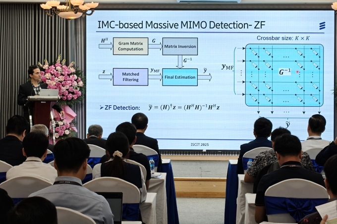 TS Mojtaba Mahdavi, chuyên gia của Ericsson Research chia sẻ nghiên cứu mo tại hội nghị. Ảnh: Trọng Đạt