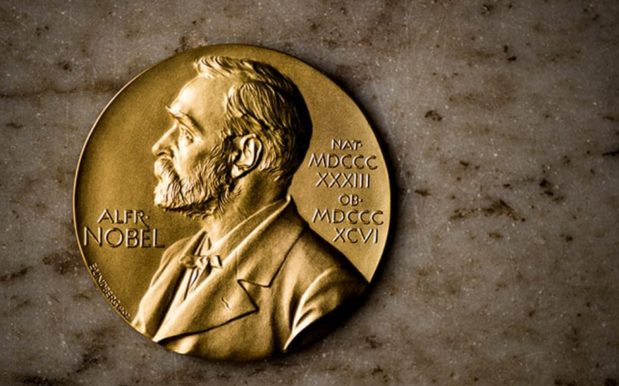 Mặt trước của huy chương Nobel bằng vàng khắc họa chân dung Alfred Nobel. Ảnh: Alexander Mahmoud