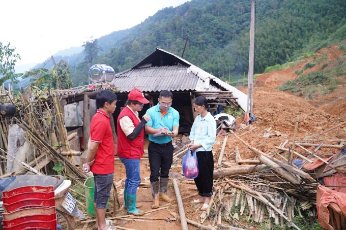 Nhân viên Tập đoàn Vingroup đồng hành cứu trợ đồng bào sau bão Yagi. Ảnh: Vingroup cung cấp