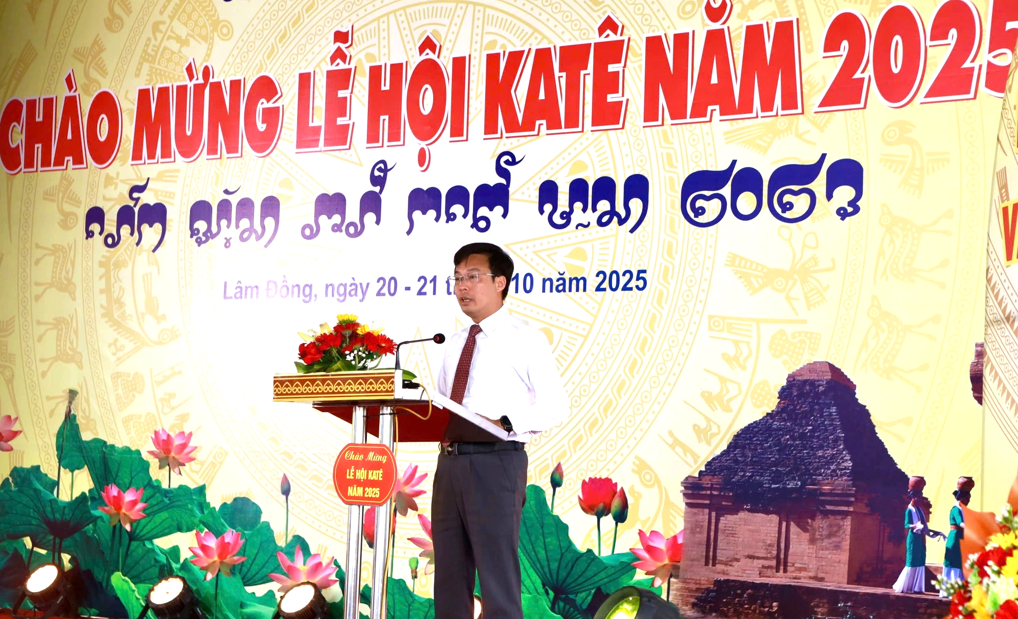 Lễ hội Katê rực rỡ dưới chân tháp PôSahInư: Hồn văn hóa xưa hồi sinh- Ảnh 2. Lễ hội Katê rực rỡ dưới chân tháp PôSahInư: Hồn văn hóa xưa hồi sinh- Ảnh 2.