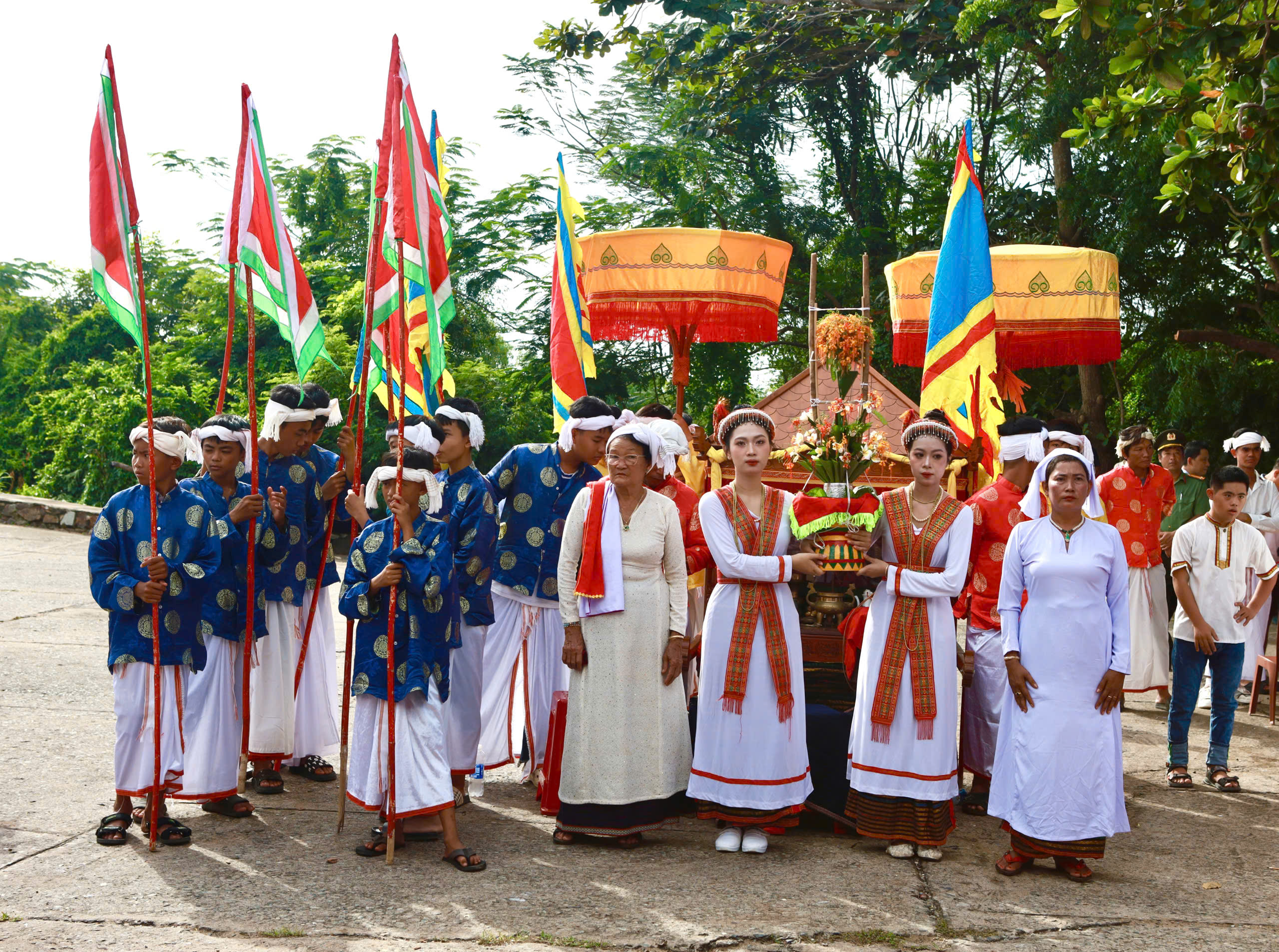 Lễ hội Katê rực rỡ dưới chân tháp PôSahInư: Hồn văn hóa xưa hồi sinh- Ảnh 1. Lễ hội Katê rực rỡ dưới chân tháp PôSahInư: Hồn văn hóa xưa hồi sinh- Ảnh 1.
