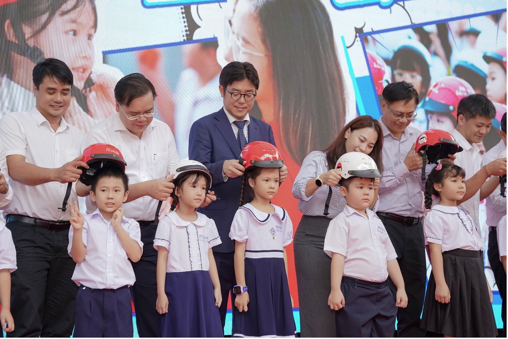 Honda Việt Nam phát động chương trình tặng mũ bảo hiểm cho học sinh lớp một miền Trung - 1