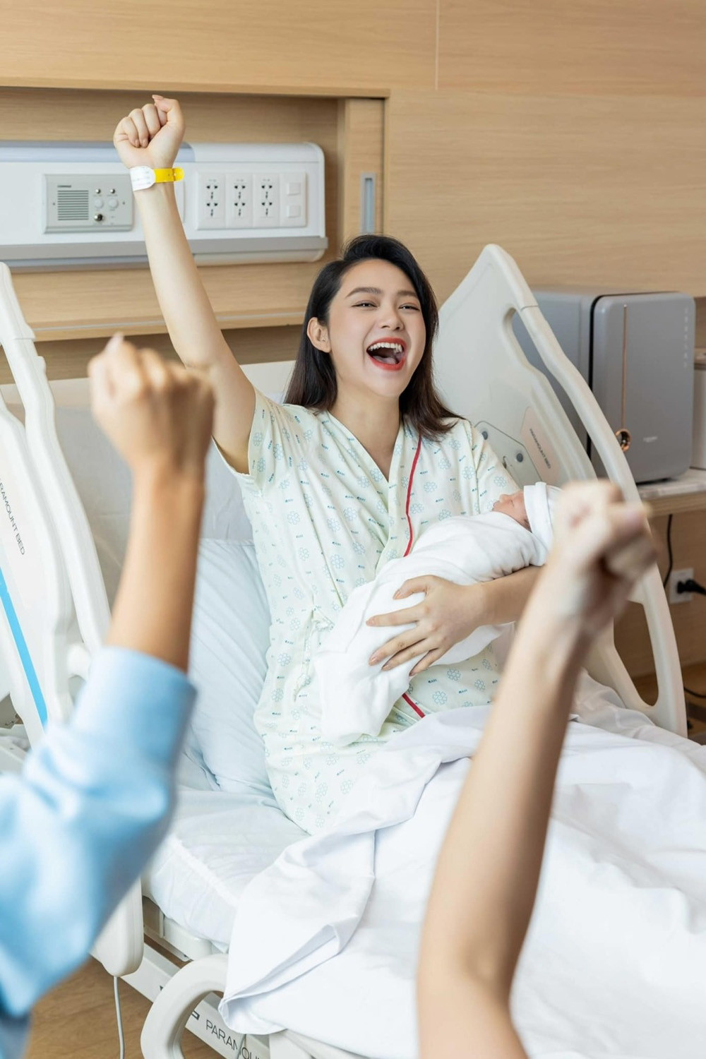 "Hot kid" mới của Vbiz: Mẹ là diễn viên hạng A, ba là doanh nhân gia thế khủng, xinh yêu thế này bảo sao không gây sốt? - Ảnh 1.