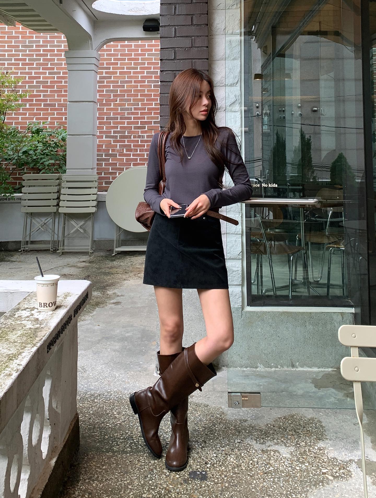 Hot nhất mùa đông 2025 chính là áo thun dài tay, sành điệu từ đi làm tới đi chơi với 10 cách phối - Ảnh 2.