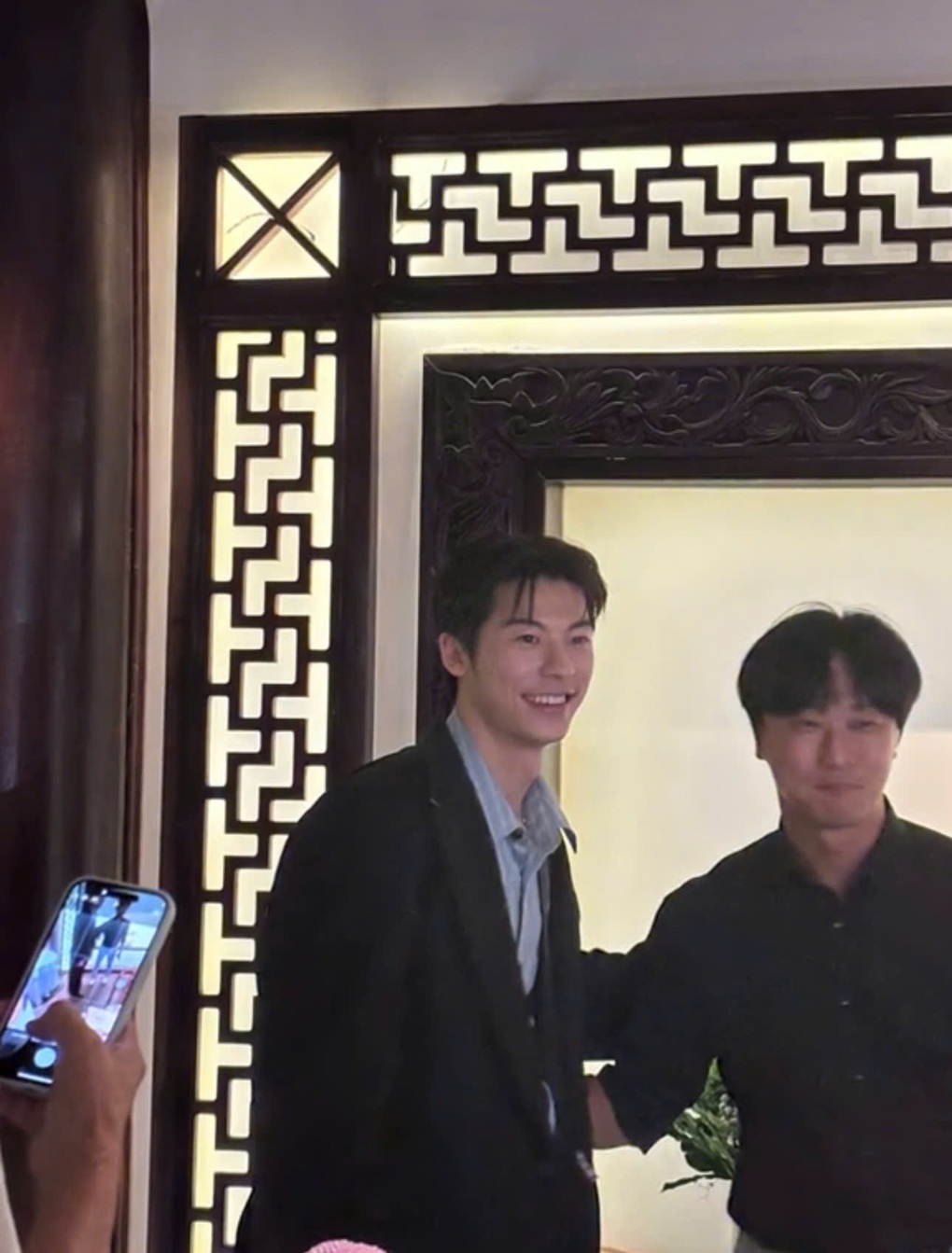 Hứa Quang Hán và loạt sao mê món cuốn, phở Việt, nửa đêm vẫn đi ăn  - 1