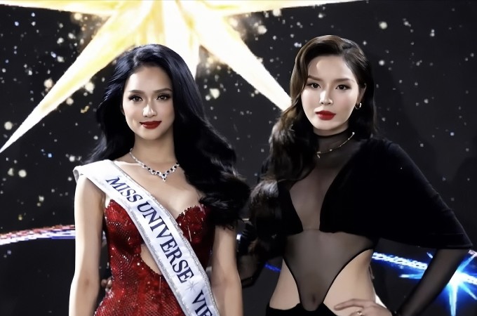 Hương Giang trong buổi nhận sash từ Kỳ Duyên.