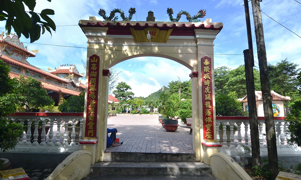 Thất sơn huyền bí: Huyền thoại cá sấu 5 chèo- Ảnh 1. Thất sơn huyền bí: Huyền thoại cá sấu 5 chèo- Ảnh 1.