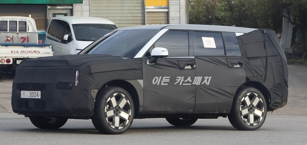 Hyundai Santa Fe lộ diện bản nâng cấp, đã 'sửa' phần đuôi xe gây tranh cãi? - Ảnh 1.