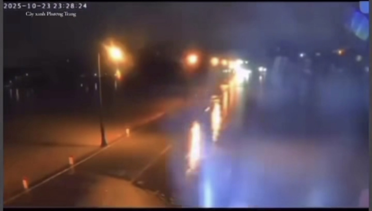 Hành động ý nghĩa của Ido camera Đập Đá trong cơn lũ tại Huế - Ảnh 1.