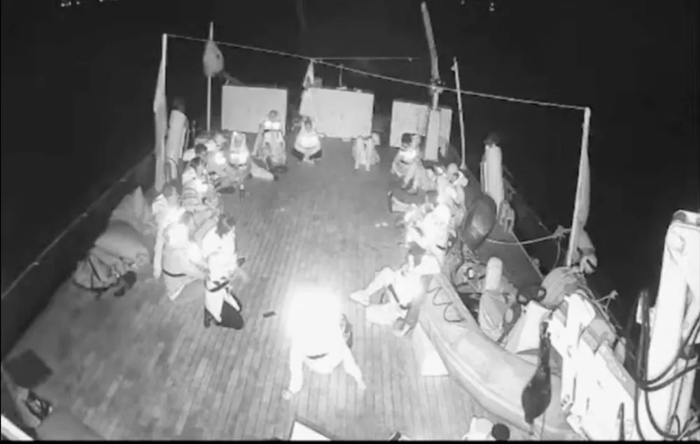 Các thành viên của Đoàn tàu viện trợ Global Sumud Flotilla ngày 1-10. Ảnh: X VIDEO: Israel chặn đoàn tàu viện trợ đến Gaza, bắt hơn 200 nhà hoạt động