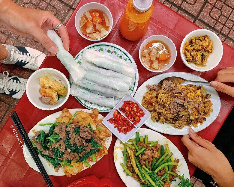 Ít ai biết amp;#34;sự tíchamp;#34; về món phở cuốn trứ danh Hà Nội: Quán ăn đầu tiên amp;#34;phát minhamp;#34; ra xuất sắc được Michelin vinh danh - 1