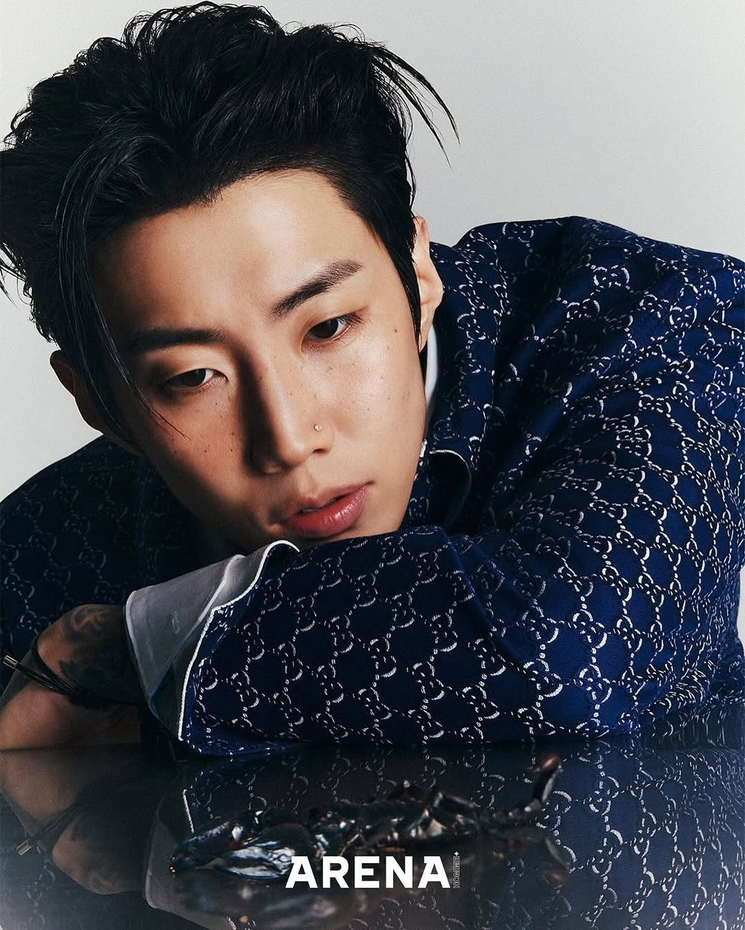 Vụ nam ca sĩ J bị "sờ gáy" vì hát ca khúc phản cảm: Xuất hiện đòn trừng phạt đầu tiên! - Ảnh 1.