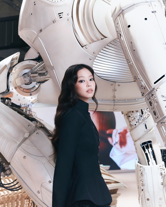 Jennie make up khó nhận ra, lén đi thăm 