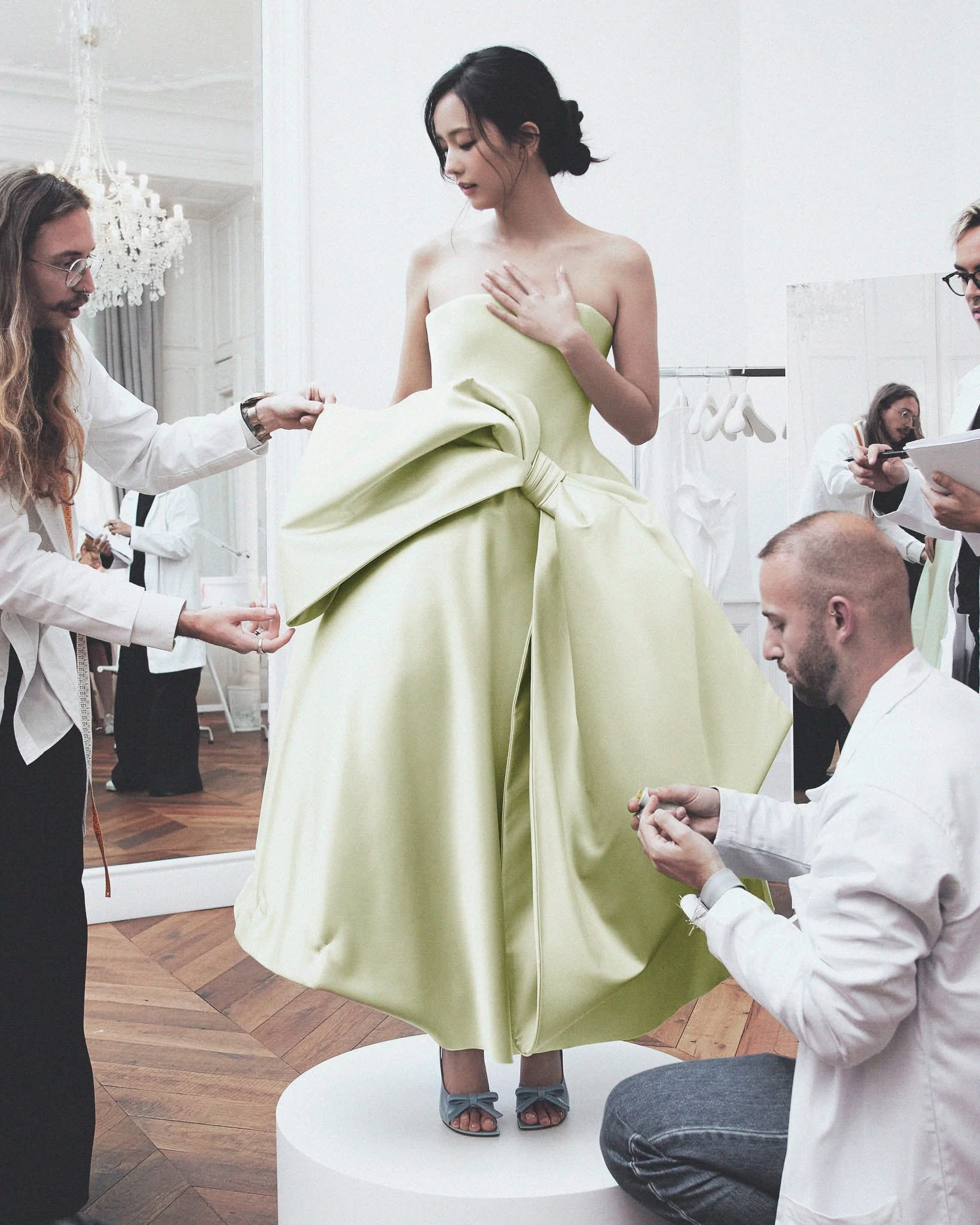 Jisoo bị cười cợt, Rosé bị phân biệt, chỉ Lisa đang rất ổn ở Paris- Ảnh 3.