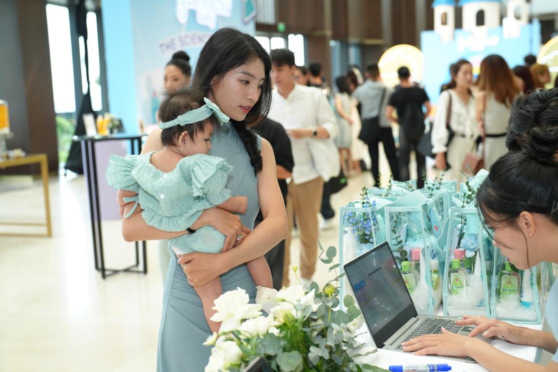 Johnson’s Baby: 132 năm dịu nhẹ - Hành trình yêu thương mới bắt đầu với “sữa & gạo”- Ảnh 1.